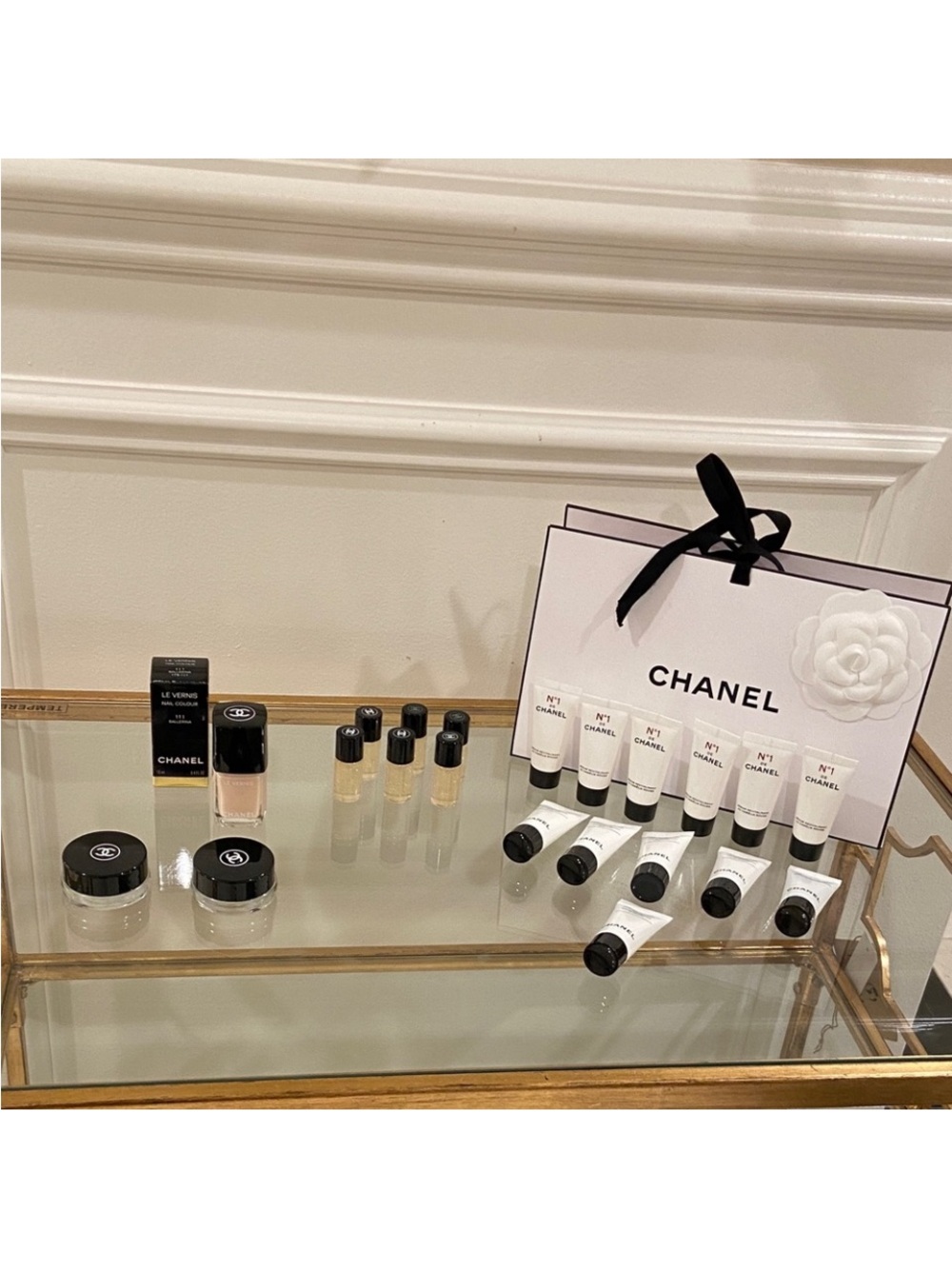 CHANEL N°1 Skincare &  nail  Set - White & Black